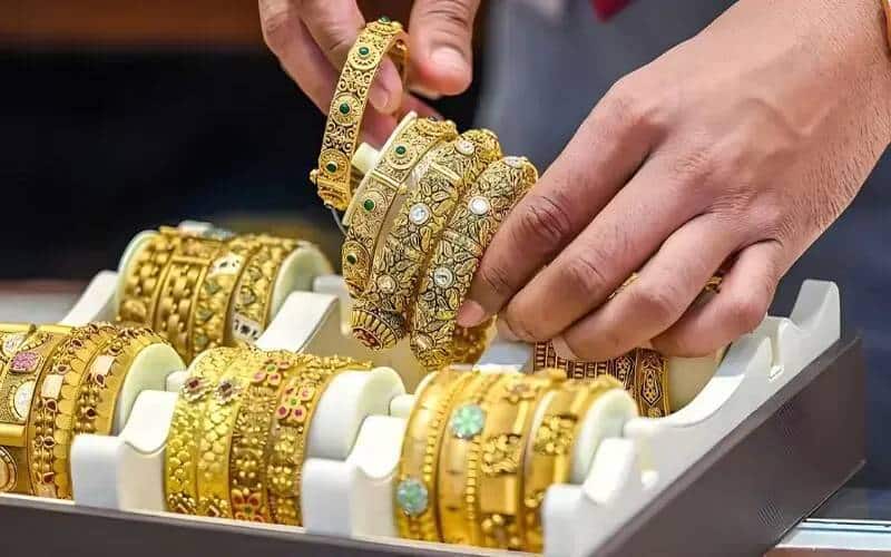 Gold Prices Fall Sharply in Pakistan as Global Rates Decline